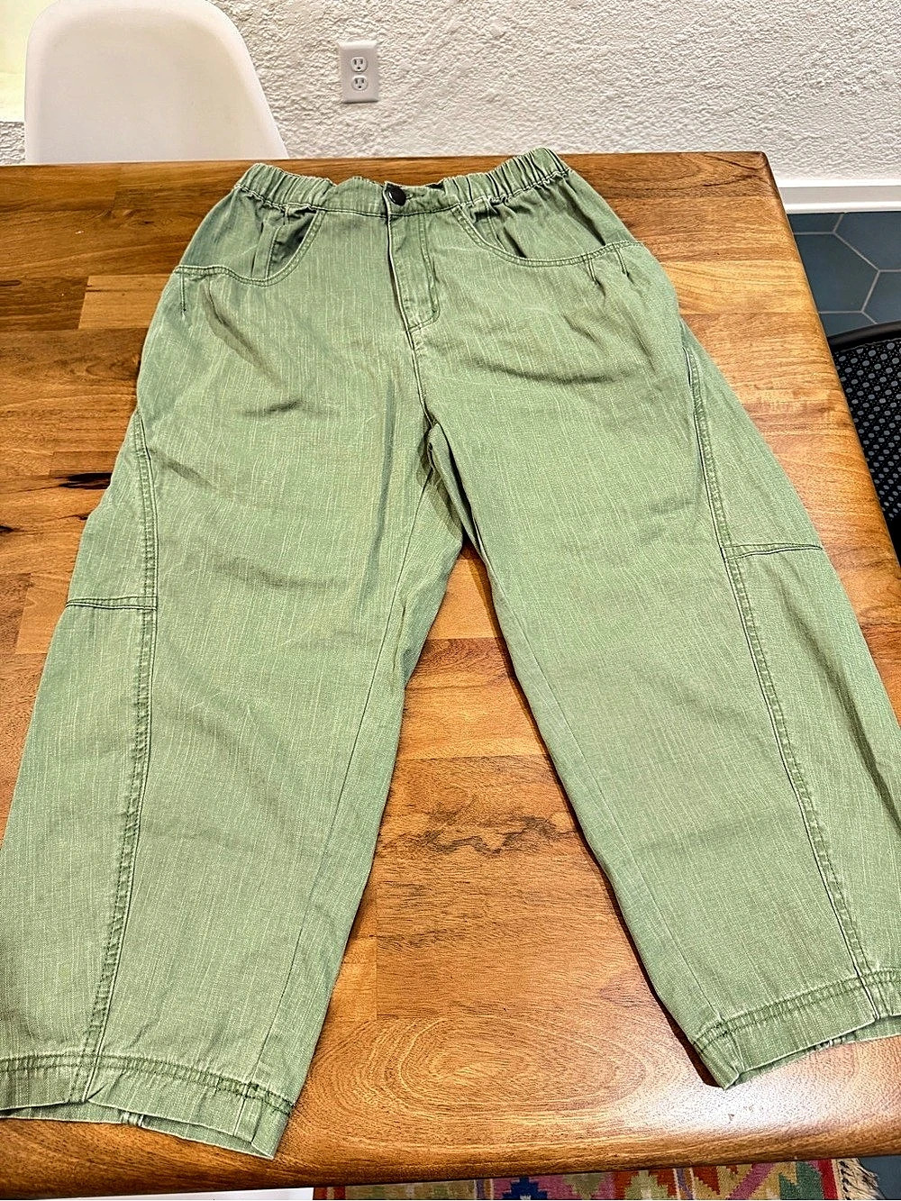 Easel Los Angeles Green Capri Pants - Women’s Size Medium